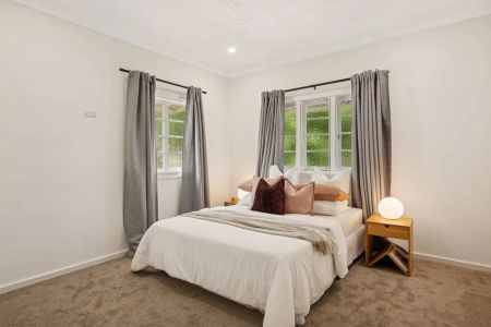 Beautifully Refreshed Family Home in Sought-After Hawthorne - Photo 5