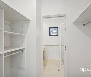 SPACIOUS UNFURNISHED CONTEMPORARY LIVING - Photo 6