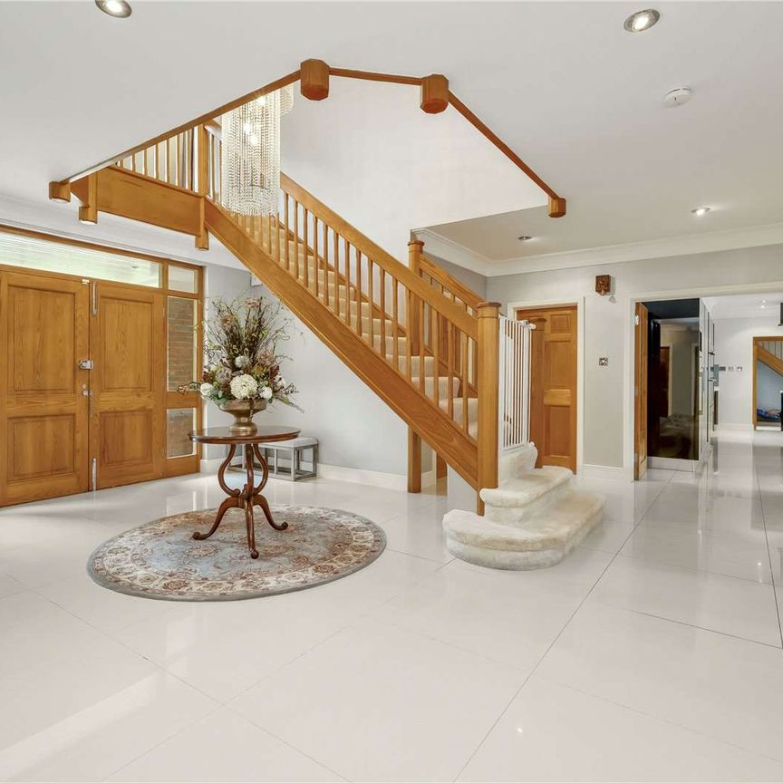 Lovely family home surrounded by beautifully landscaped gardens on the exclusive St George's Hill estate. - Photo 1