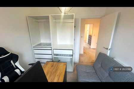 3 bedroom semi-detached house to rent - Photo 5