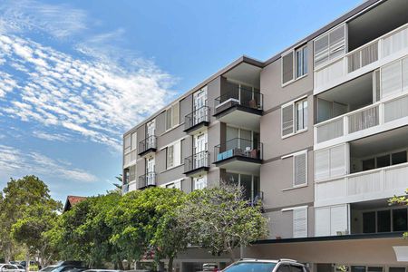 Enjoy Views Of The Surf From This Immaculately Presented, Top Floor Apartment - Photo 4