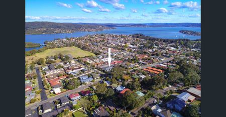 Three Bedroom Townhouse & Close to Amenities - Photo 3