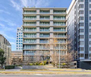 Stylish North-Facing Apartment in a Premier Lakeside Precinct - Photo 4