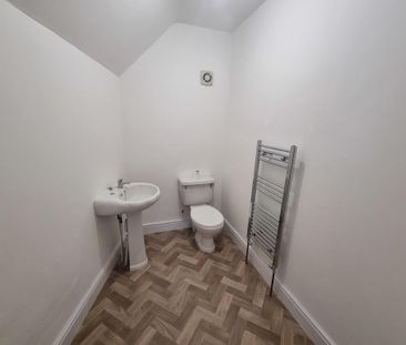 4 bedroom end of terrace house to rent - Photo 1