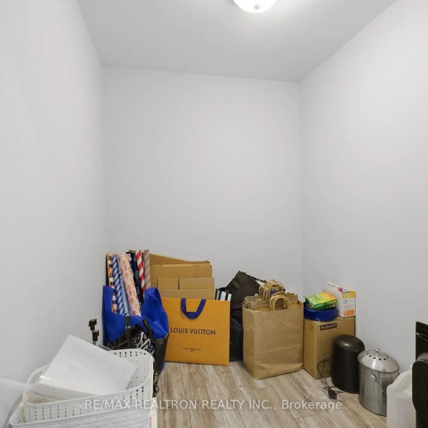 3 RADWELL CRESCENT - Photo 1