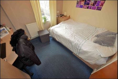 4 Bedroom 2 Bathroom House Hyde Park - Photo 4