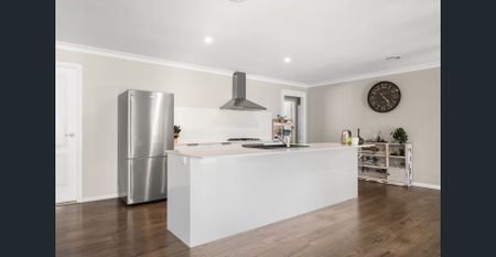 Spacious Five Bedroom Home with Modern Comforts - Photo 4