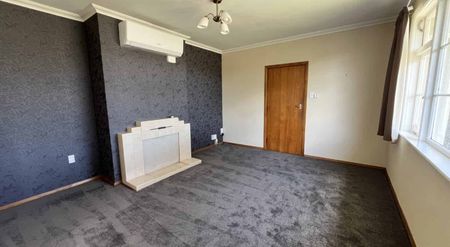 THREE BEDROOMS - WEST END - Photo 2