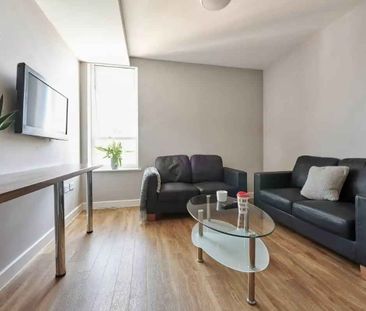 Classic En-suite in a 6-bed flat - Photo 2