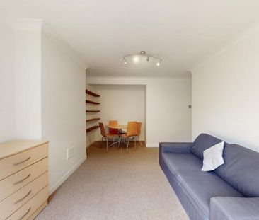 2 Bedroom, 1 bath, 1 reception Flat - Photo 3