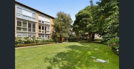 Bright & Spacious Apartment Just Moments from High Street - Photo 5