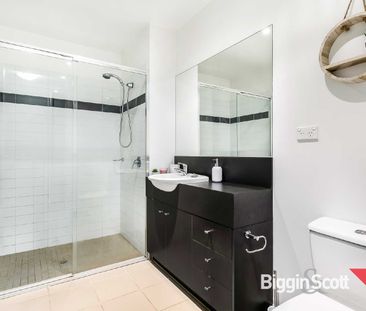 MODERN APARTMENT IN CONVENIENT LOCATION - Photo 5