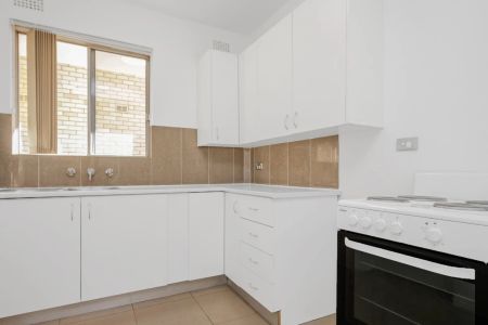 Conveniently Located & Refurbished Two Bedroom Apartment - Photo 4