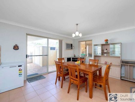 Spacious townhouse in sought after location - Photo 4