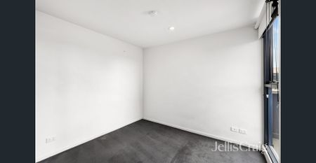 Bright 2 Bedroom & 2 Bathroom Apartment - Photo 3