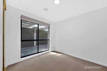 Exceptionally spacious and tastefully refurbished residence in quiet court location - Photo 3