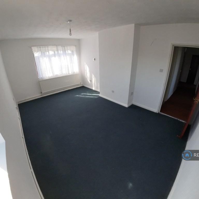 3 bedroom flat to rent - Photo 1