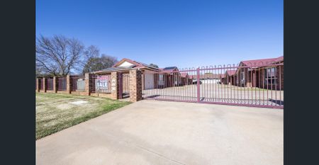 Modern Two Bedroom Unit in Secure Gated Estate – Prime East Dubbo Location - Photo 4