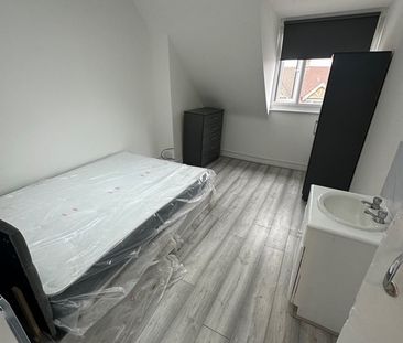 Bedsit, Lower Addiscombe Road, CR0 - Photo 3