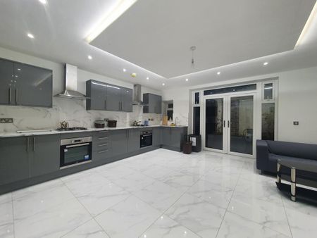 1 bedroom in a flat share to rent - Photo 3