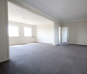 Close Proximity to Schools&comma; Shops & Transport - Photo 5