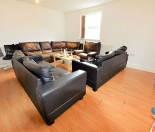 2 bedroom Flat in Flat 9, Leeds - Photo 1