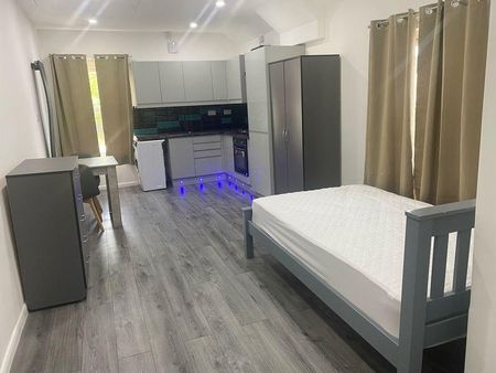Studio to rent - Photo 3