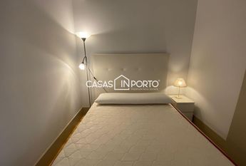 Apartamento T0+1 para arrendamento na Rua Santa Catarina, Porto