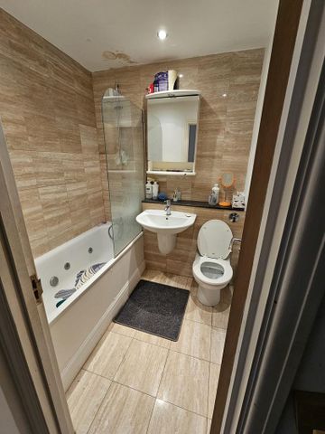 1 bedroom in a flat share to rent - Photo 2