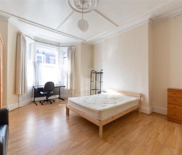 6 bedroom terraced house to rent - Photo 3