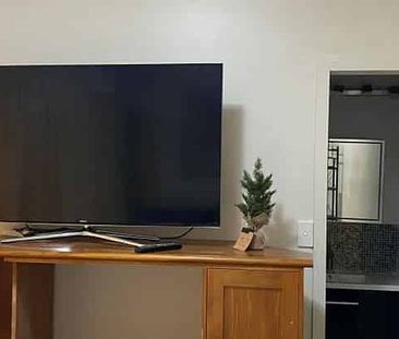 Modern 1 bedroom Flat in Tranquil Greenhithe - Photo 2