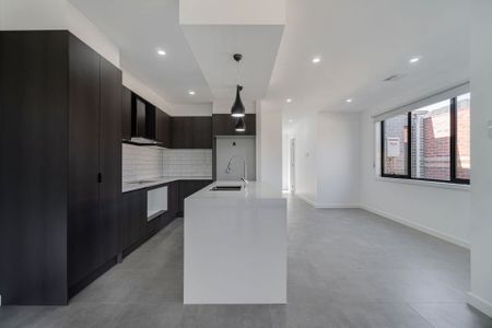 Modern 4 Bedroom Home - Photo 5