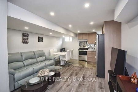 Detached Home For Lease | N8143974 - Photo 2