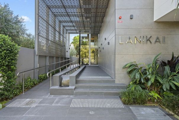 Contemporary Two Bedroom Apartment - Perfect Location! - Photo 1