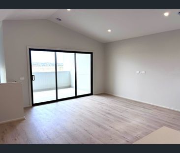 4 Locanda Walk, Clyde North, Vic 3978 - Photo 4