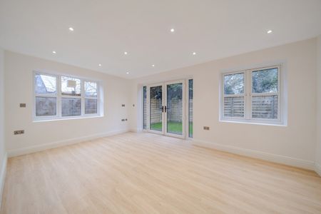 3 Bed Flat, West Hill, CR2 - Photo 2