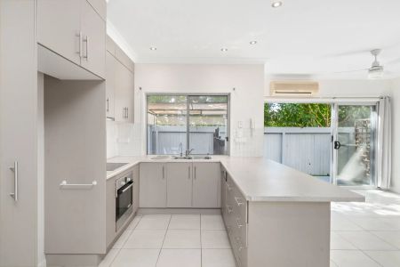 3 Bedroom Townhome, Scarborough. Contact Julie Sykes 0438 050 110 Weekly rent will increase to $720 on 9.11.2025 - Photo 3
