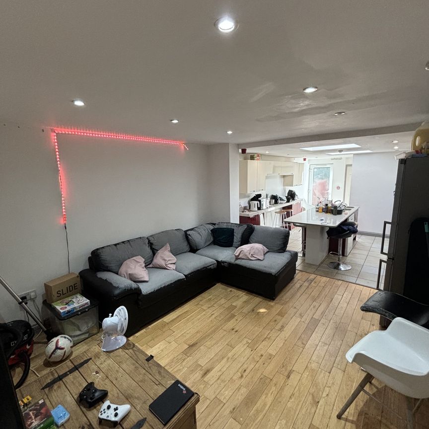 208 DAWLISH ROAD - Photo 1