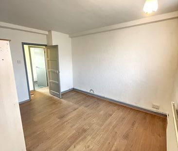 1 Bed Flat, Longbridge Road, IG11 - Photo 2