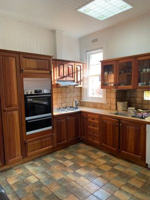 Kew East - Photo 1