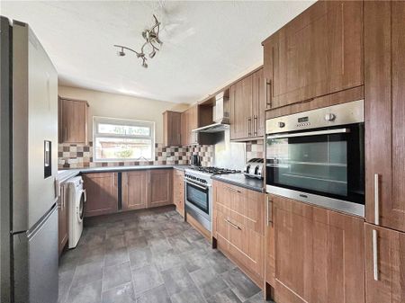 Osborne Avenue, Staines-upon-Thames, Surrey, TW19 7AF - Photo 5