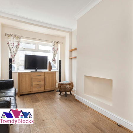 3 bedroom terraced house to rent - Photo 2