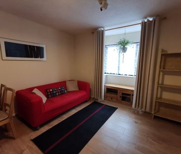 1 Bed Flat, Priors Court, RG1 - Photo 2