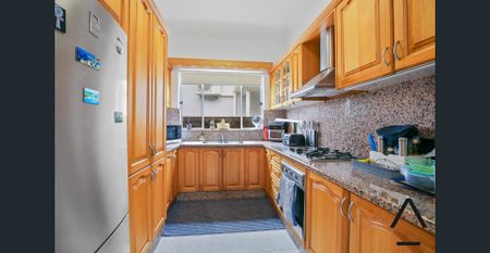 Charming Three-Bedroom Home in a Prime Earlwood Location - Photo 5