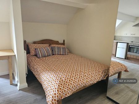 Studio to rent - Photo 2