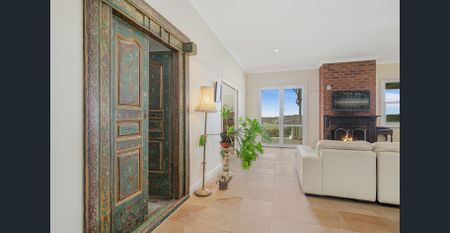 Victorian-Inspired Home with Breathtaking Valley Views – 6-Month Lease - Photo 5