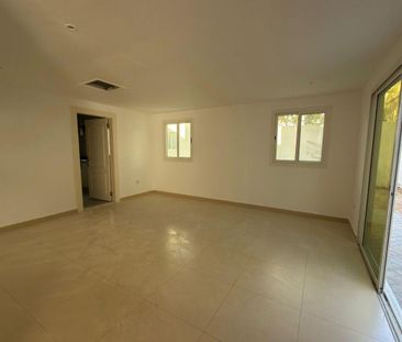 4 BR Villa in Garhoud Complex: Family-Friendly with Pool - Photo 1