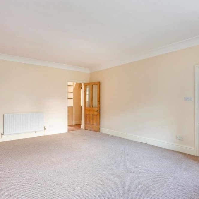 3 bedroom flat to rent - Photo 1