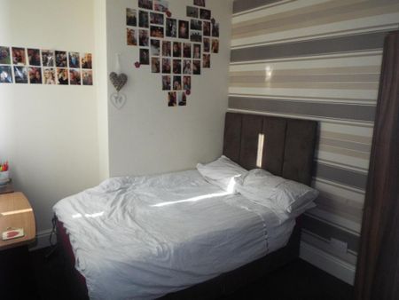 1 bedroom in a house share to rent - Photo 2