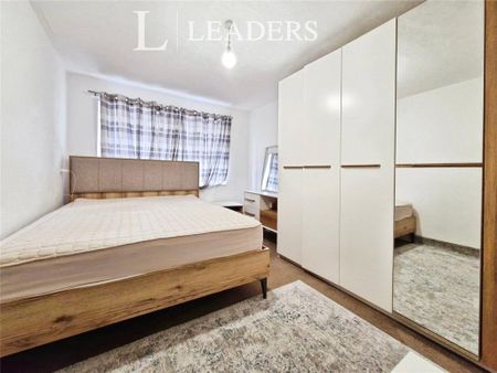 3 bedroom flat to rent - Photo 5